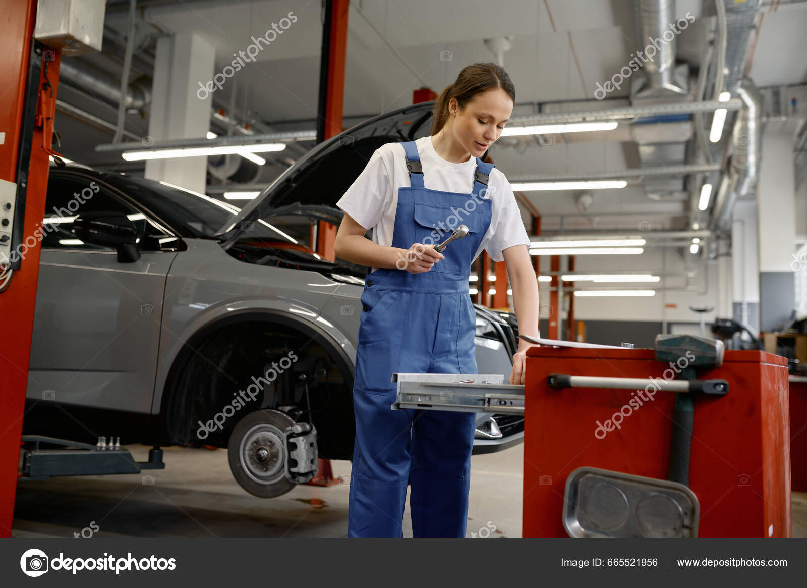 Jovem Mulher Auto Mecânico Tomando Instrumento Para Trabalho Caixa Kit  fotos, imagens de © Nomadsoul1 #665521956