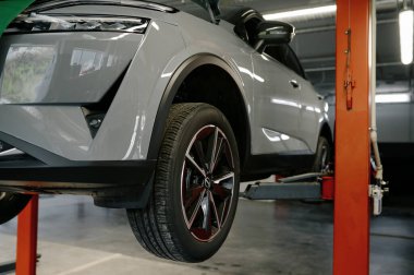 Araba tamiri ve kaldırma cihazları profesyonel garaj servisindeki diğer kırık parçaları onarmak için hazırlandı. Kesilmiş yakın çekim