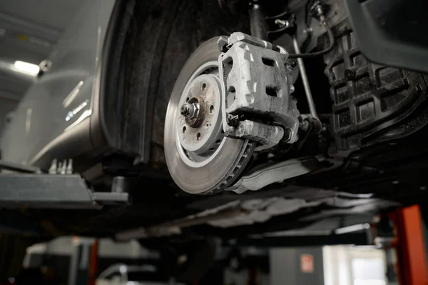 Closeup Wheel Hub Disc Brake Raised Car Lift Mechanism Garage — Stock Photo, Image