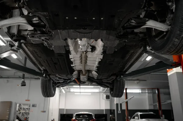 Vista Inferior Carro Levantado Elevador Garagem Reparação Pormenores Visíveis Estrutura — Fotografia de Stock
