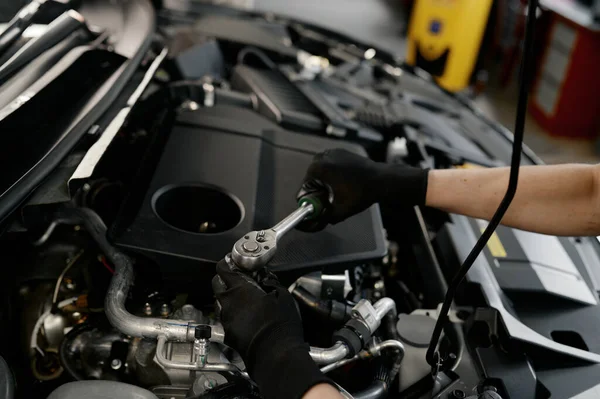 Feche Mãos Mecânicas Masculinas Automóvel Com Chave Inglesa Que Trabalha — Fotografia de Stock
