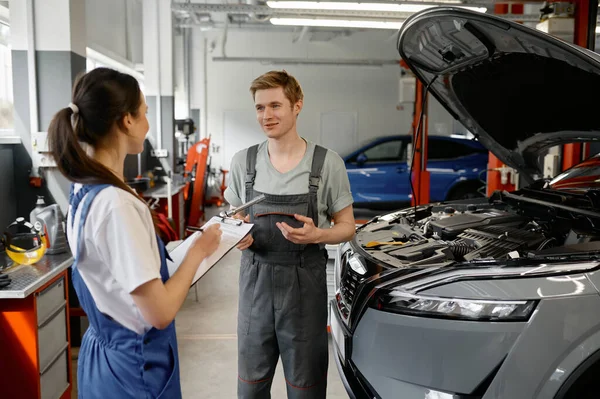Man Woman Car Mechanic Talking Discussing Causes Car Failure Trying — Stock Photo, Image