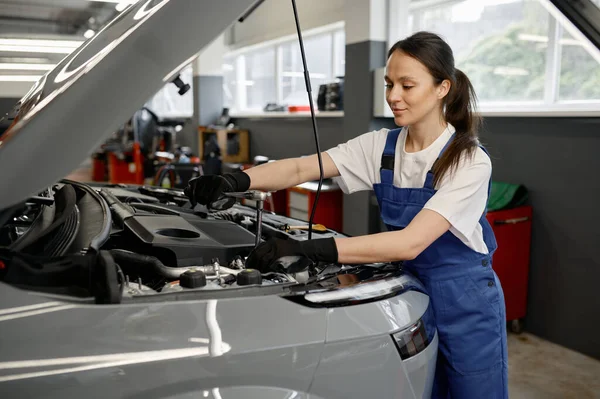 Young Satisfied Female Mechanic Fixing Engine Service Car Garage Maintenance — Stock Photo, Image