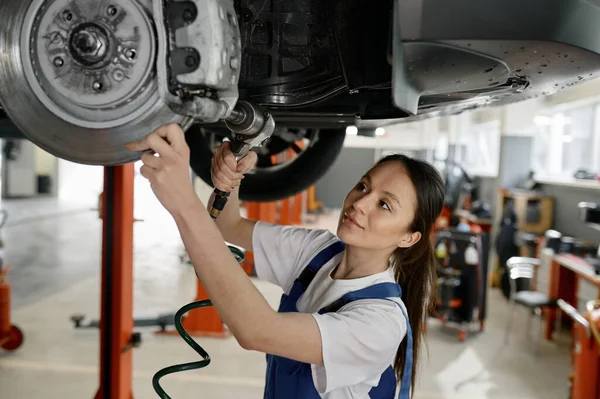 Woman Auto Mechanic Fixing Problem Running Gear Car Service Station — Stock Photo, Image