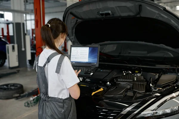 Back View Woman Auto Engineer Doing Computer Diagnostic Using Laptop — Stock Photo, Image