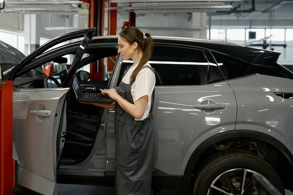 Woman Auto Mechanic Checking Customer Car Fixing Problem Using Laptop — Stock Photo, Image