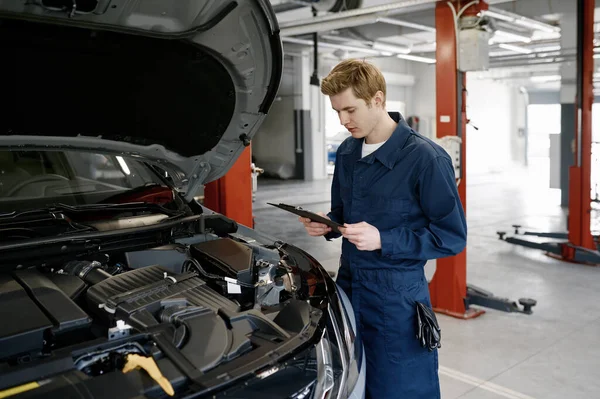 Mladý Mechanik Čerpacích Stanic Uniformě Stojící Před Otevřenou Kapotou Auta — Stock fotografie