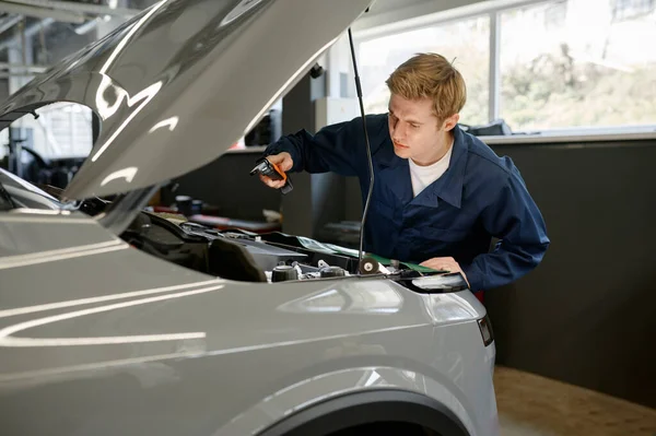 Automobile Technician Making Manual Diagnostics Checkup Engine Failure Professional Maintenance — Stock Photo, Image