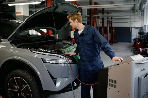 Riparatore Garage Auto Facendo Condizionatore Aria Controllo Del Sistema Climatico — Foto Stock