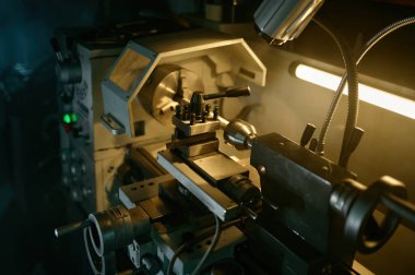 Garaj atölyesinde profesyonel torna makinesi, seçici odak