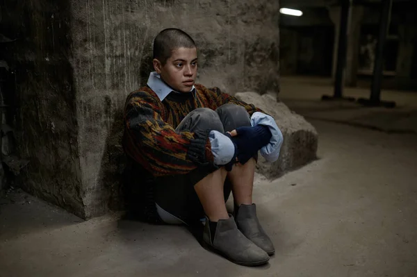 可悲的少女在无家可归后独自坐在街上 贫穷和孤独的概念 — 图库照片