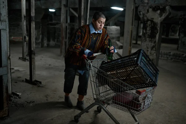 Fylld Ung Hemlös Kvinna Kör Kundvagn Med Sina Tillhörigheter Natten — Stockfoto