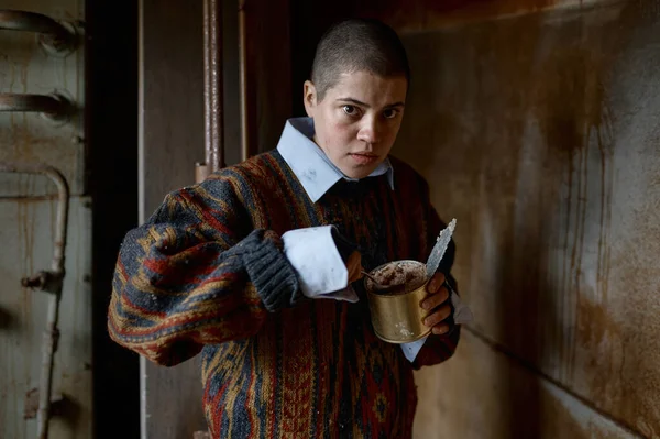Portret Głodnej Bezdomnej Młodej Kobiety Jedzącej Konserwy Darowizna Miłosierdzie Dla — Zdjęcie stockowe