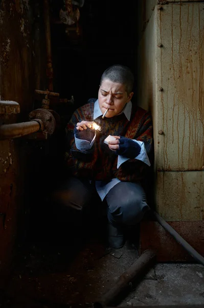 Портрет Голодной Бездомной Женщины Поедающей Консервы Пожертвования Благотворительность Нищих — стоковое фото
