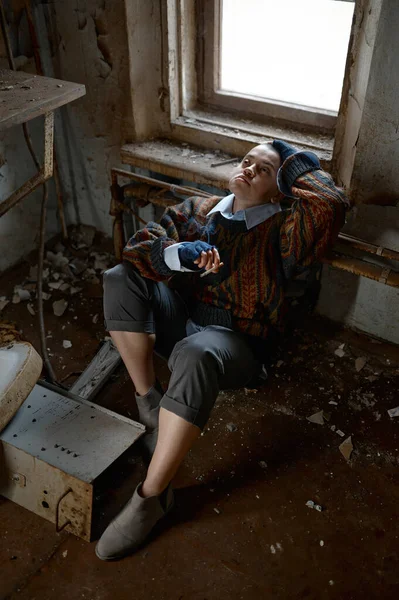穿着破破烂烂的旧衣服 抽烟的女孩 有选择的焦点 处境不利的无家可归青少年概念 — 图库照片