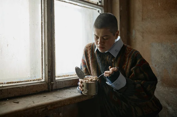 Pobre Jovem Infeliz Comer Comida Enlatada Contra Casa Abandonada Janela — Fotografia de Stock
