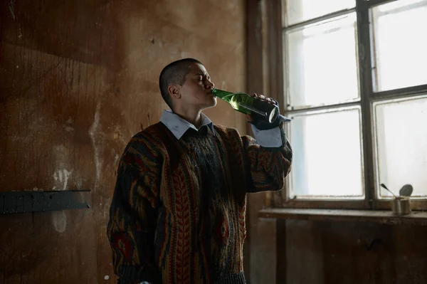 Samotna Nastolatka Pijąca Piwo Uzależniona Alkoholu Stojąca Opuszczonym Pokoju — Zdjęcie stockowe