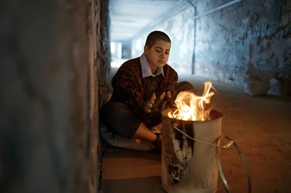 Ensam Kvinna Tiggare Värma Händer Genom Eld Natten Tunneln Lugn — Stockfoto