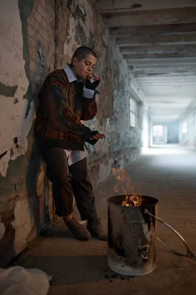 Poor Homeless Young Teenager Woman Smoking While Warming Bonfire Barrel — Stock Photo, Image