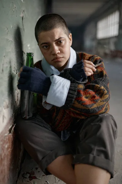 Gestresste Junge Bettlerin Verängstigt Und Verängstigt Auf Dem Boden Sitzend — Stockfoto