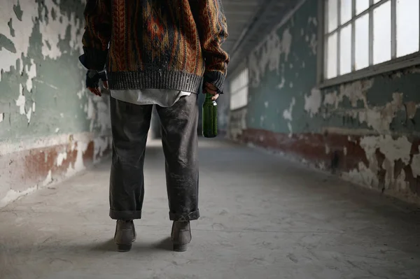 后视镜截图 手里拿着酒瓶站在废弃房屋走廊上的无家可归妇女乞丐 — 图库照片