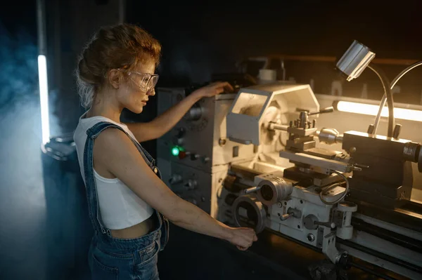 Jeune Femme Blonde Ingénieur Mécanique Travaillant Sur Machine Tour Manuel — Photo