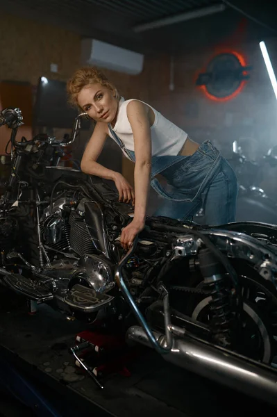 Женщина Позировала Камеру Рядом Мотоциклом Мастерской Молодая Женщина Техник После — стоковое фото