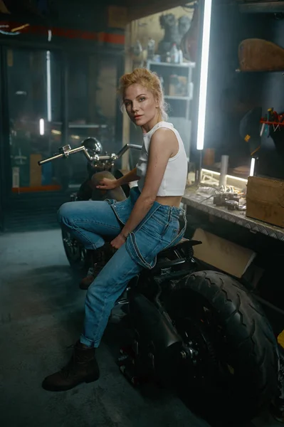 Portrait Belle Femme Motard Assis Sur Moto Dans Garage Jolie — Photo