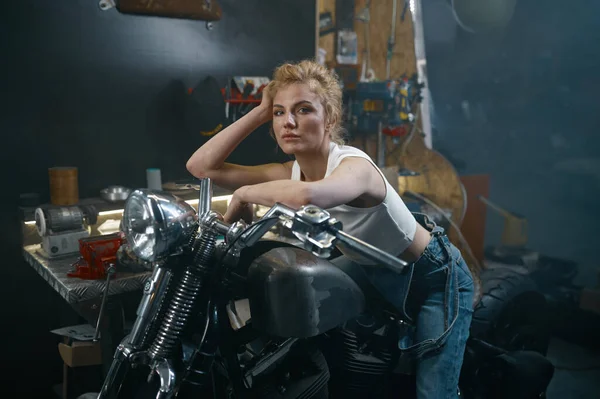 Portrait Belle Femme Motard Assis Sur Moto Dans Garage Magnifique — Photo