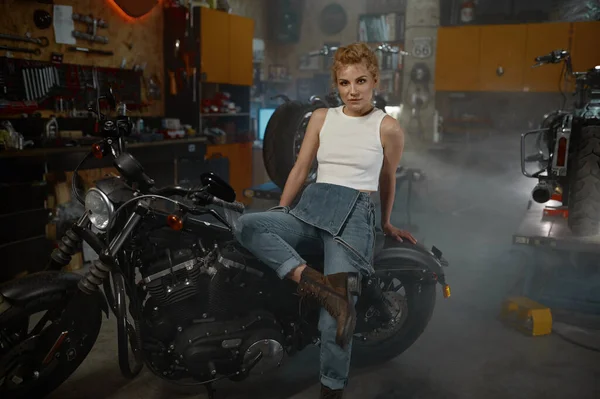 Garajda Motosiklet Üstünde Oturan Çekici Bir Kadın Motorcu Atölyede Kameraya — Stok fotoğraf