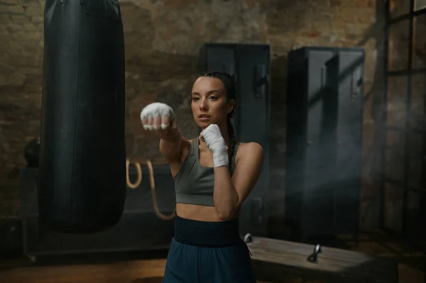 Pohled Zepředu Portrét Mocné Vážné Ženy Boxer Boxu Obvaz Bojuje — Stock fotografie