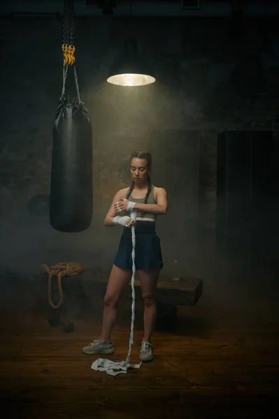 Mujer Atleta Fuerte Envolviendo Sus Manos Con Vendajes Boxeo Boxeadora —  Fotos de Stock