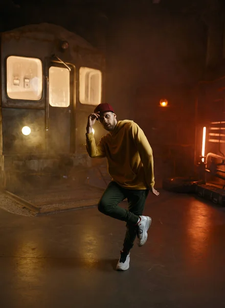 Masculino Breakdancer Vestindo Roupas Casuais Dançando Estação Metrô — Fotografia de Stock