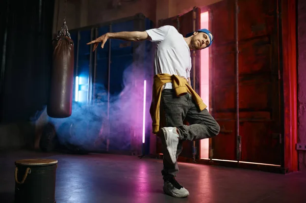 穿着时髦服装的时尚嘻哈街头舞者在阁楼工作室的背景上跳舞 突破概念 — 图库照片