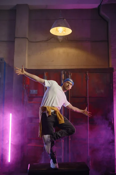 Młody Aktor Hiphop Break Dance Neonowym Oświetleniu Klubu Mężczyzna Tancerz — Zdjęcie stockowe