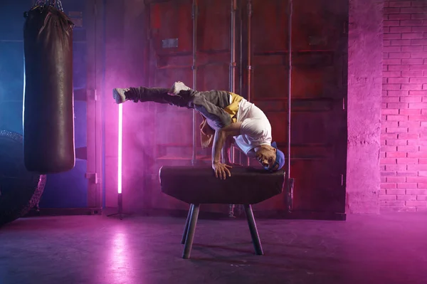 Bailarina Hip Hop Masculina Stand Principal Haciendo Acrobacias Usando Aparatos — Foto de Stock