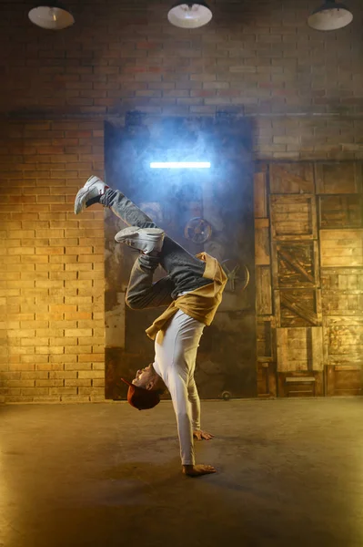 Jóképű Fiatalember Aki Táncstúdió Hátterét Lefagyasztja Füstben Neonfényben Breakdance Freestyle — Stock Fotó