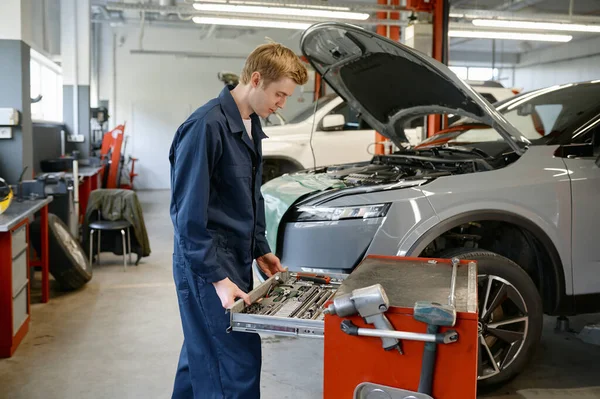 Erkek Otomobil Teknisyeni Araba Tamiri Için Profesyonel Garaj Servisinde Çalışırken — Stok fotoğraf