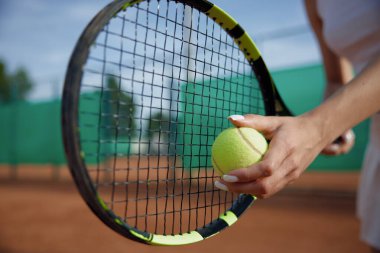 Kadın eliyle topa ve tenis raketine odaklan. Oyun konsepti için özel eğitim spor kulübü ve profesyonel ekipman