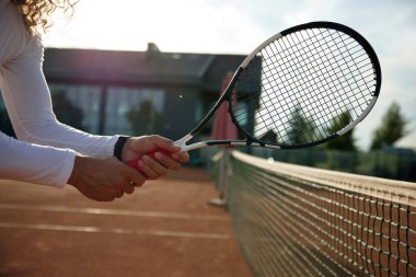 Tenisçinin raketi kalenin önünde tutuş görüntüsü. Sağlıklı aktivite ve spor hobisi