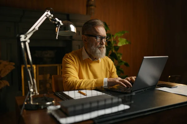Üst Düzey Bir Adamın Bilgisayarda Klavyeyle Yazı Yazarken Akşam Evde — Stok fotoğraf