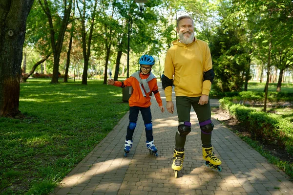 Buon Uomo Anziano Bambino Che Pattina Nel Parco Urbano Nonno — Foto Stock