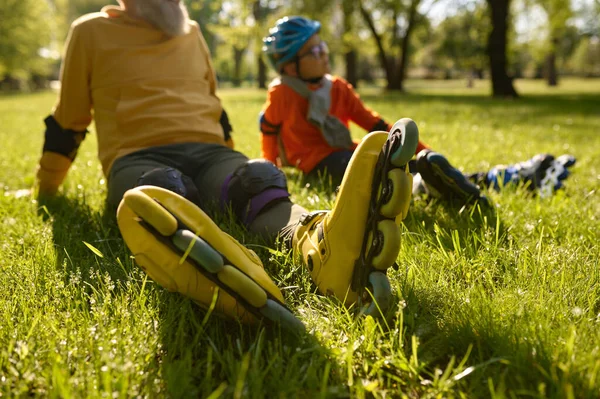 행복한 남자와 카터는 공원에 잔디에 활동적인 활동과 스포츠 시간을 사람들 — 스톡 사진