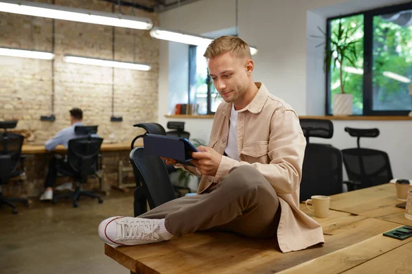 Trabajador Creativo Hombre Concentrado Seguro Sentado Mesa Oficina Con Tableta —  Fotos de Stock