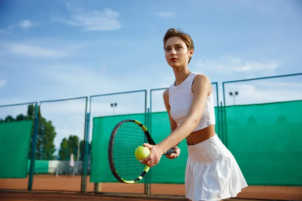 Konzentrierte Hübsche Tennisspielerin Die Sich Auf Heiße Bälle Vorbereitet Outdoor — Stockfoto