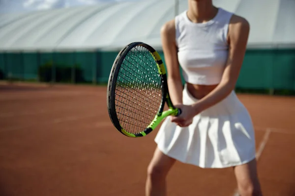 Nahaufnahme Einer Tennisspielerin Mit Schläger Sportlerin Bereit Ball Zurückzugeben Outdoor — Stockfoto
