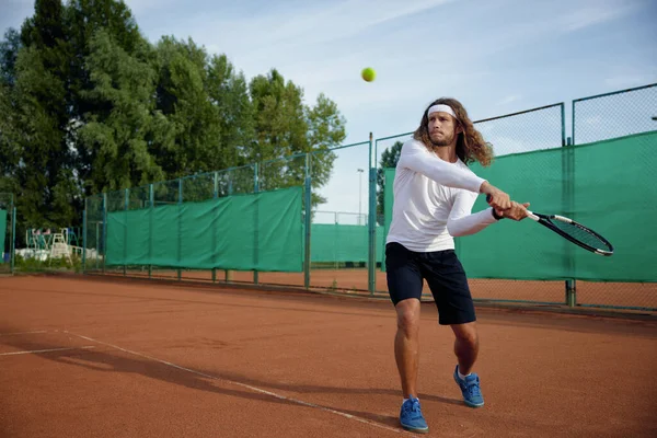 Joueur Tennis Professionnel Avec Raquette Jouant Sur Terrain Dur Extérieur — Photo
