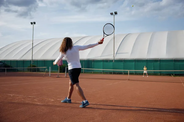 Junge Sportlerinnen Und Sportler Spielen Bei Schönem Wetter Tennis Auf — Stockfoto