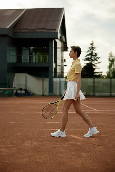 Junge Tennisspielerin Mit Schläger Und Ball Auf Dem Platz Vorbereitung — Stockfoto