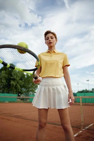 Junge Teenager Spielerin Hält Ball Auf Tennisschläger Gleichgewicht Und Macht — Stockfoto